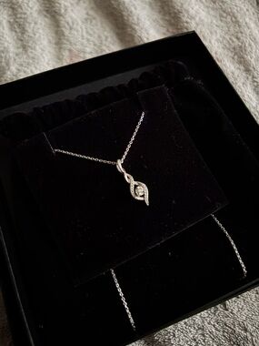 Kay Jewelers Silver Leaf Twist Necklace with Center Stone